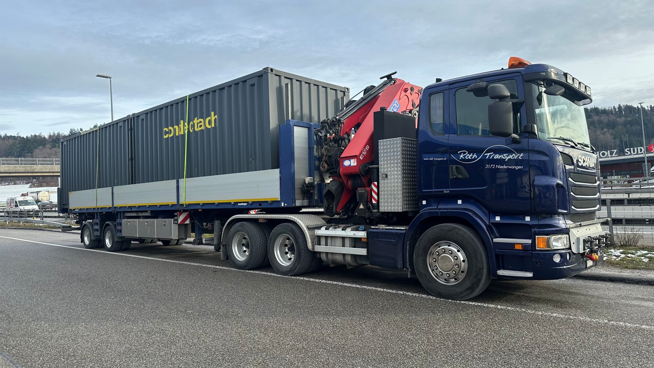 Kraneinsatz und Containertransport der Roth Transport AG